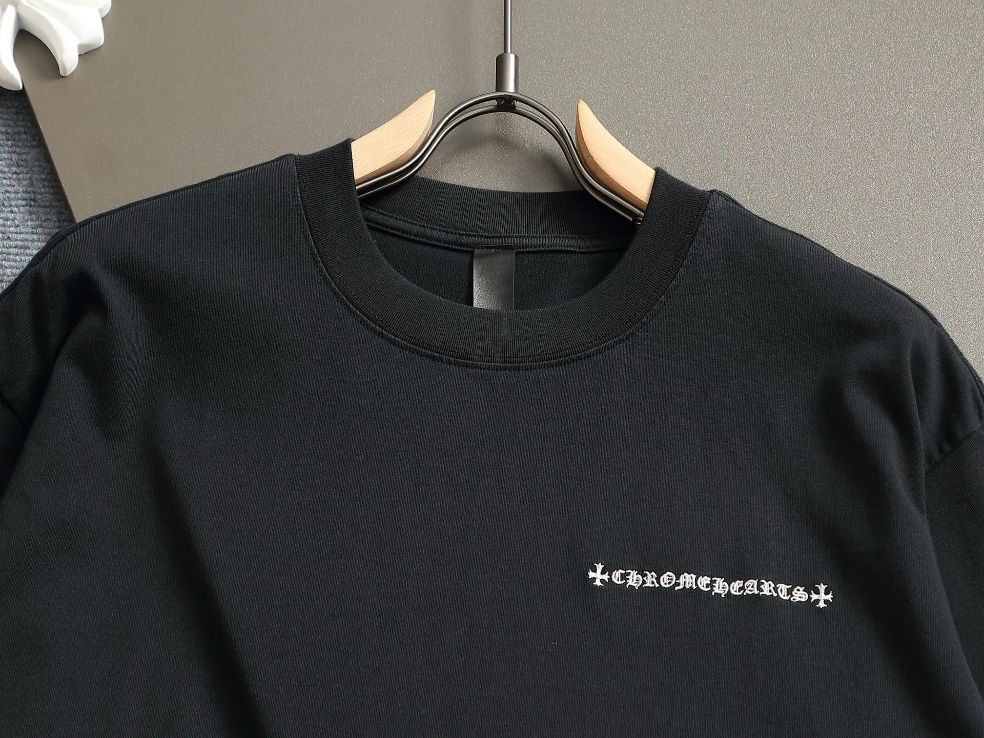 🅿️220 Chrome hearts ch Chrome hearts cross leather short-sleeved T-shirts. Large version. Loose and stylish. The difference is the low version, the slim version, the upper body and the crotch. 100% commitment: top quality, not fast food. The highest version on the market. Top quality, 320 grams. 26 custom-dyed double yarn cotton, same style for men and women, complete with three standards. Color: black, purple, khaki, brown Size: XS-L Size chart: